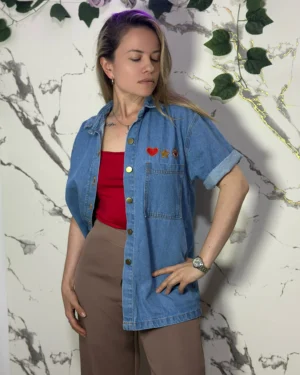 Camisa denim bordado.