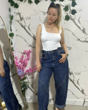 Jean tipo baggy azul rígido.