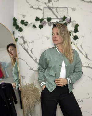 Chaqueta gamuza beisbolera.