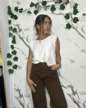Blusa con lazo posterior.