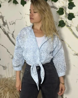 Blusa ojalillo estampada.