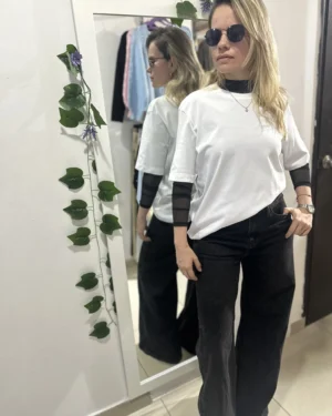Jean wide leg gris oscuro.