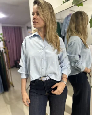 Blusa lunares.